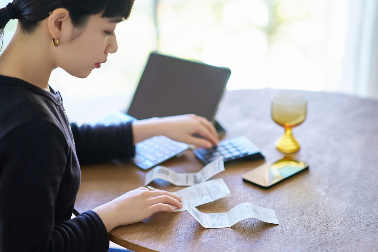 伝票を整理する女性